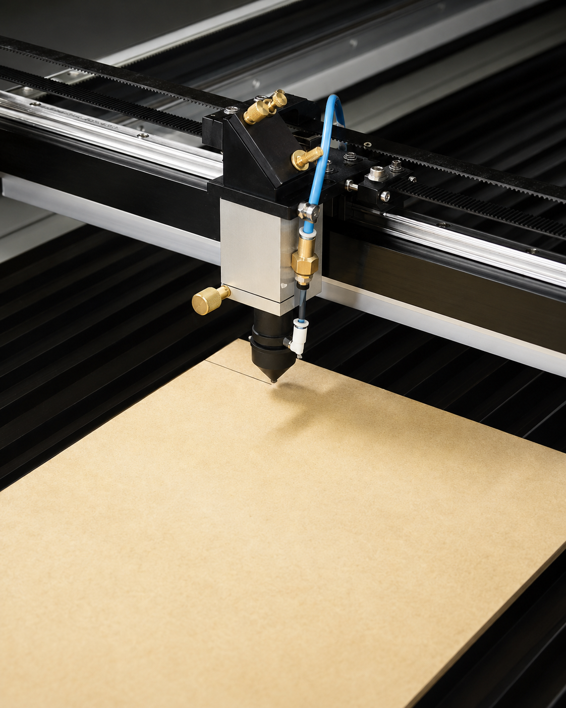 Equipamento técnico cortando placa de MDF