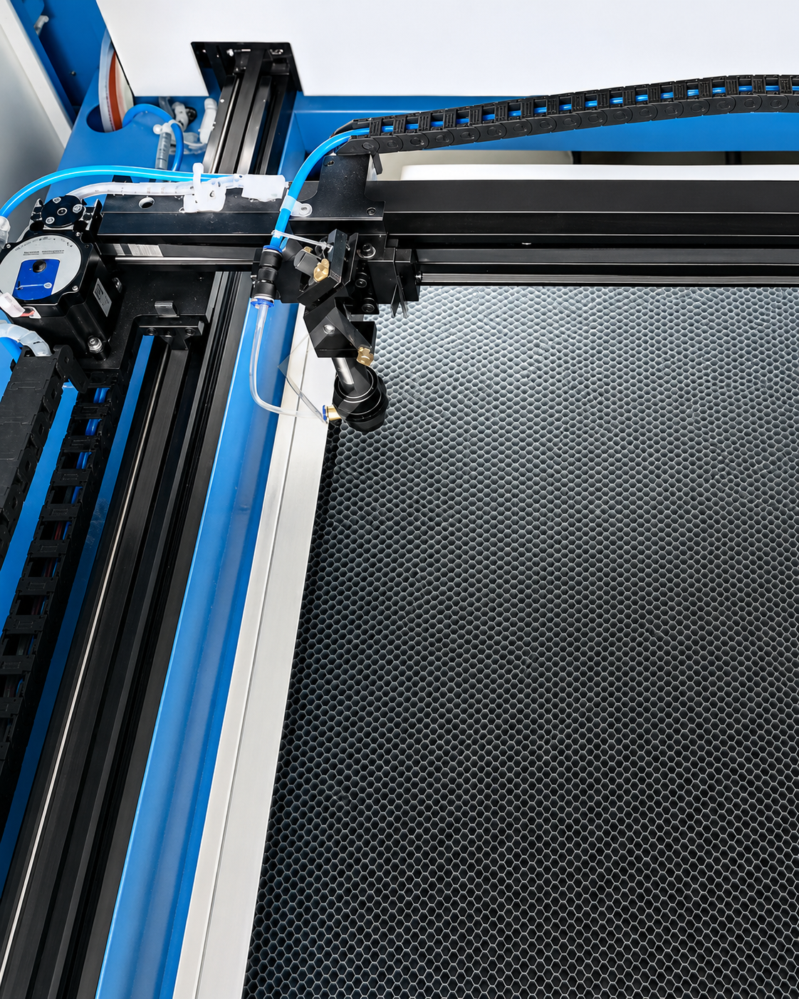 Equipamento técnico trabalhando sobre superfície de PETG
